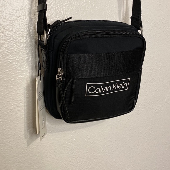Calvin Klein Crossbody with Fully Adjustable Strap - Picture 4 of 7